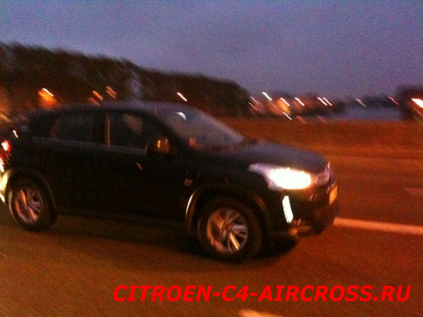 Citroen C4 Aircross - черный снятый на телефон